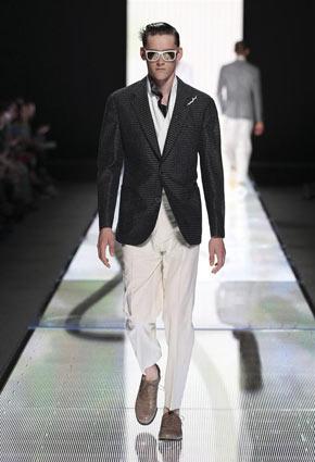 Louis Vuitton تكشف عن مجموعة ربيع صيف 2013 في دبي